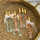 گیفت عطر هدیه ای جذاب همراه با کارت اختصاصی مناسب برای لحظات شاد شما در مراسم عقد و عروسی