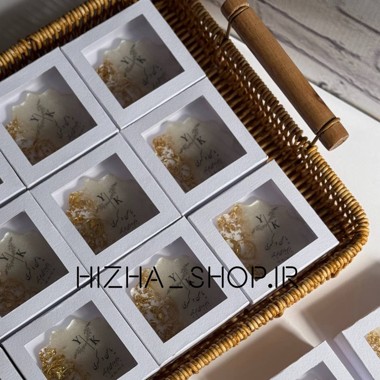 گیفت رزینی حلقه دار با جعبه