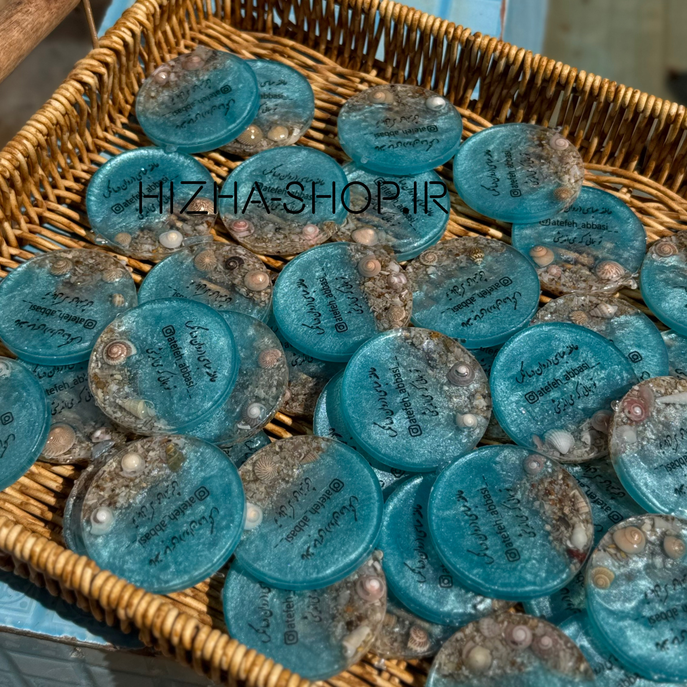 نمای نزدیک از گیفت های دریایی رزینی با صدف و شن