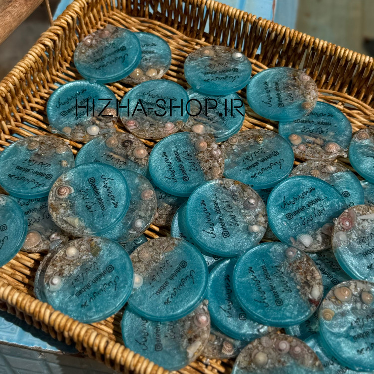 نمای نزدیک از گیفت های دریایی رزینی با صدف و شن